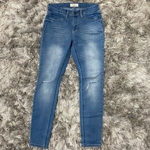 Ardene Est 1982 women blue denim ripped knee skinny jeans. Size 5. NWT.